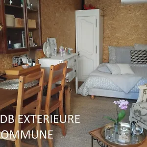 Camping Le Laboratoire Shabby Chic De La Parfumerie Du Manoir, Chavagne